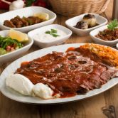 Azim Döner’in özel soslu tavuk iskender tarifi ve sunumu Azim Döner’in özel soslu tavuk iskender tarifi ve sunumu